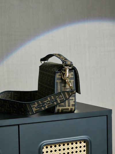 フェンディバッグ背面デザイン